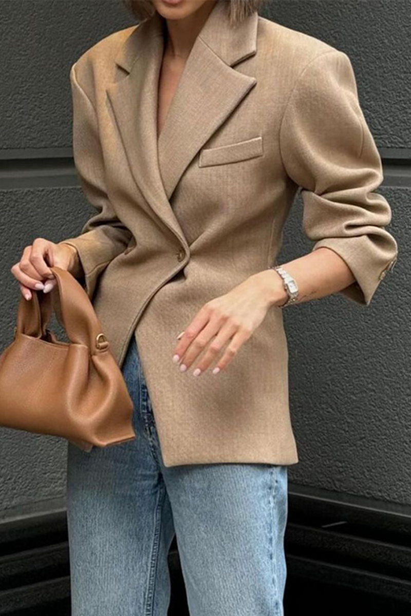 Antonia | Casual everyday outerwear with solid color buttons and reversible collar