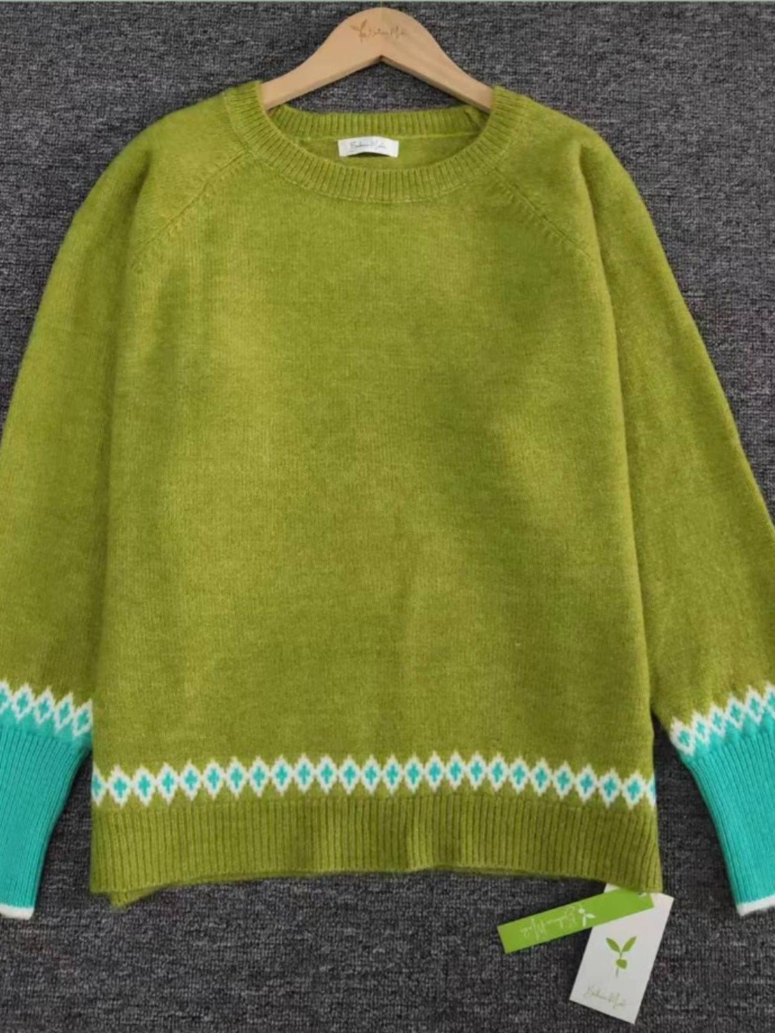 Milagros | Contrasting long-sleeved sweater with a crew neck