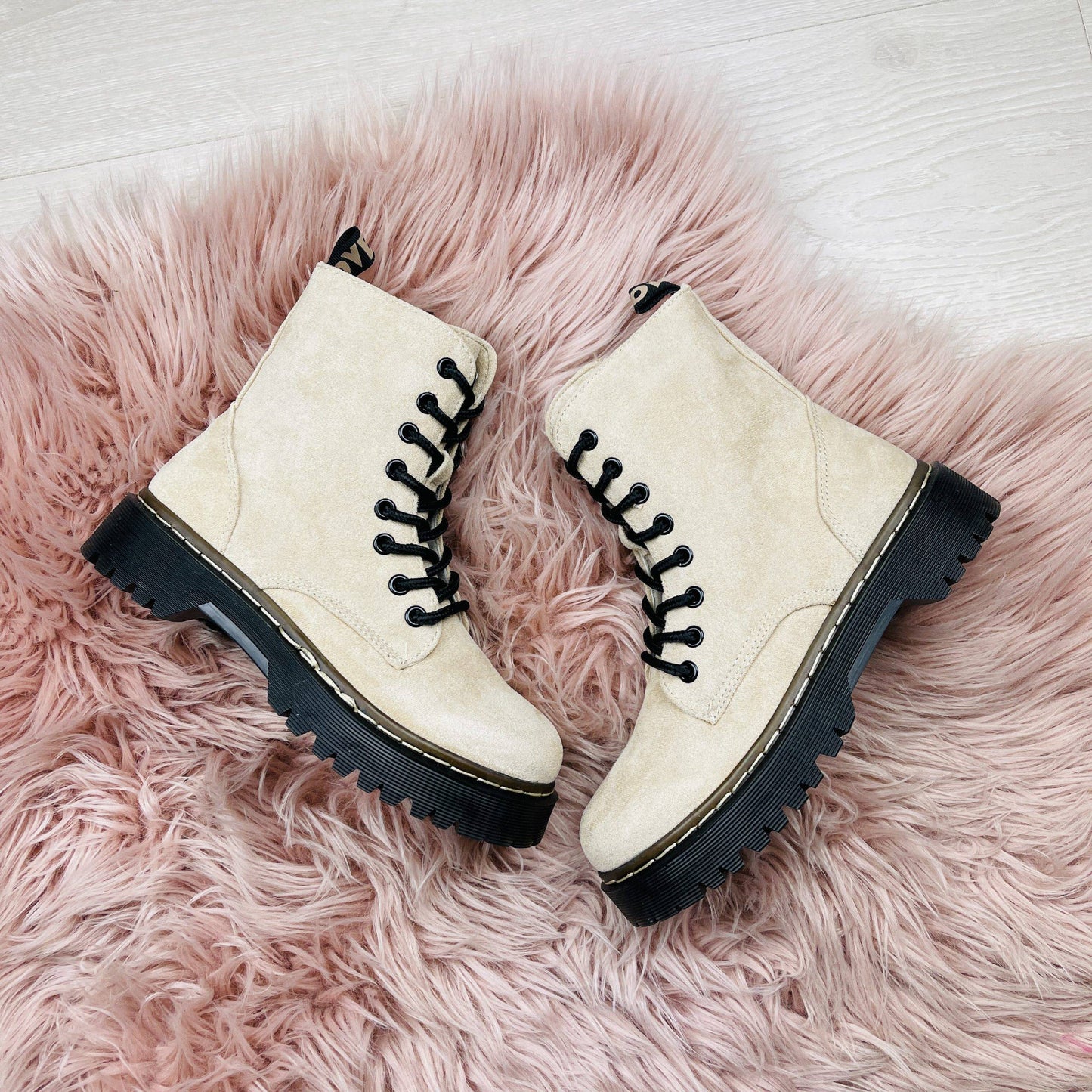 Ursula | Elegant beige boots.