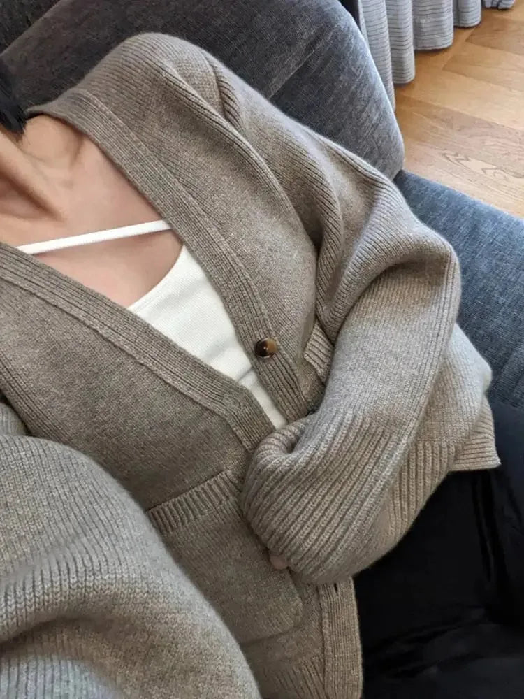 Barbara | Women's cardigan with long sleeves and button placket