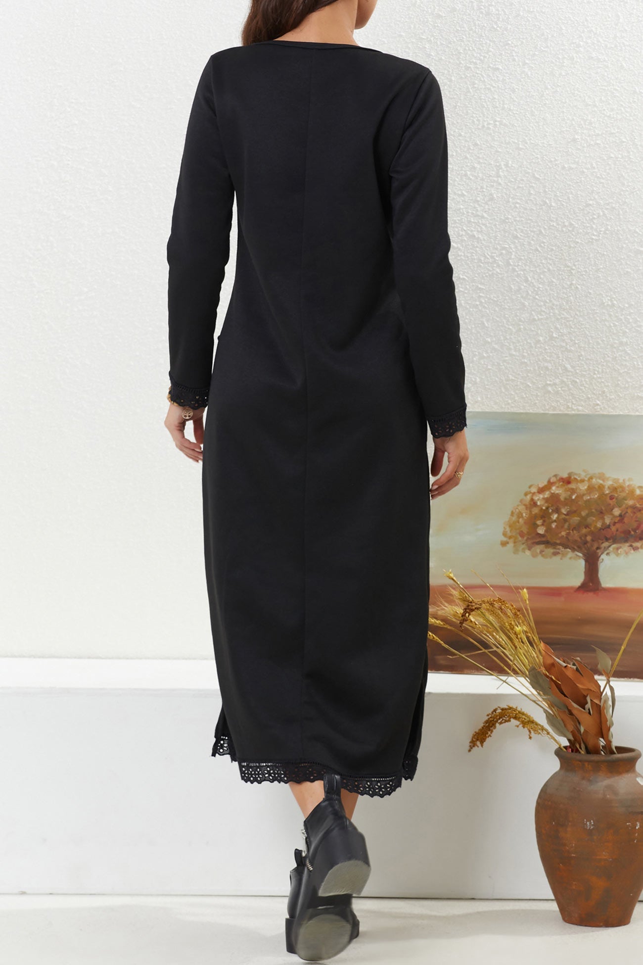 Marta | Solid dress with lace hem and pockets