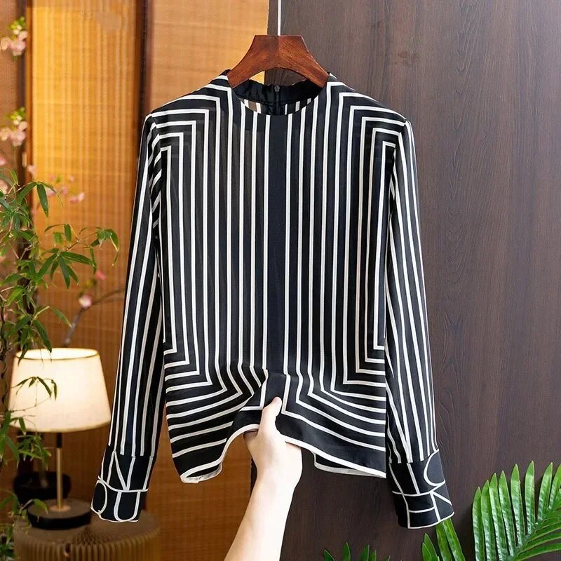 Gloria | Timeless and stylish winter blouse