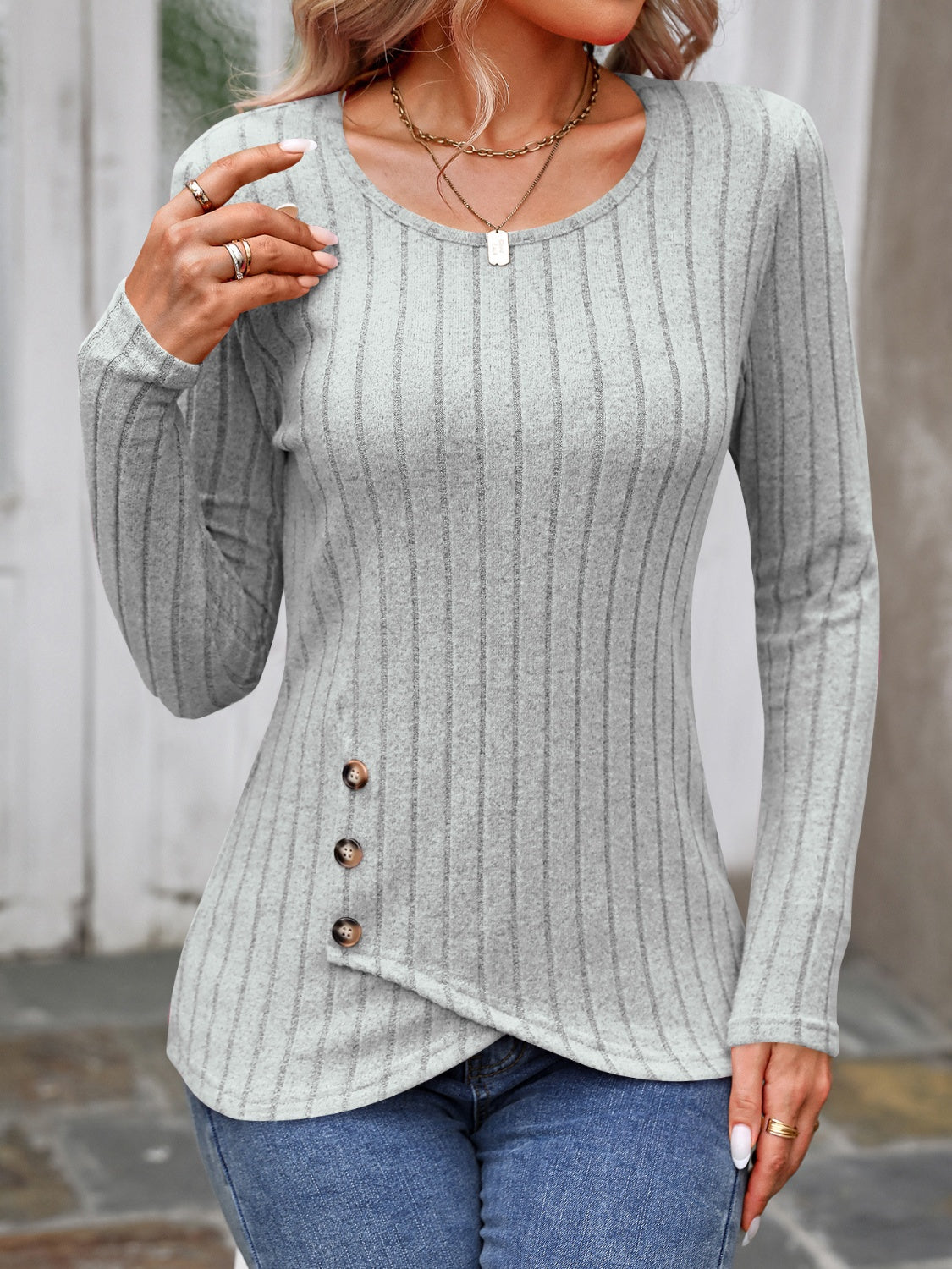 Hilda | Long-sleeved T-shirt with decorative button and crew neck