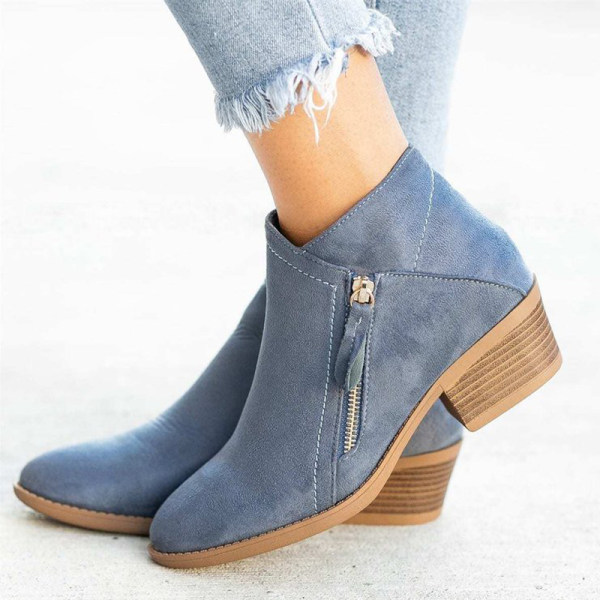 Romina | Fashionable suede boots for autumn.