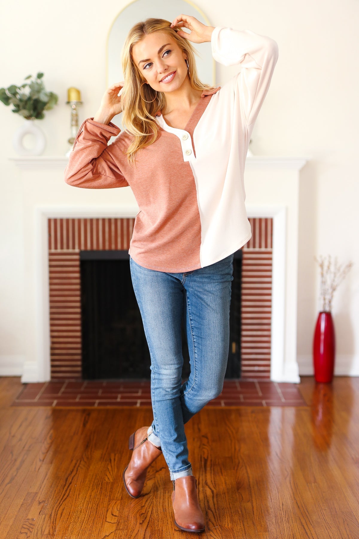 Alina | Start your day in rust brown with a notched neckline and half and half collar
