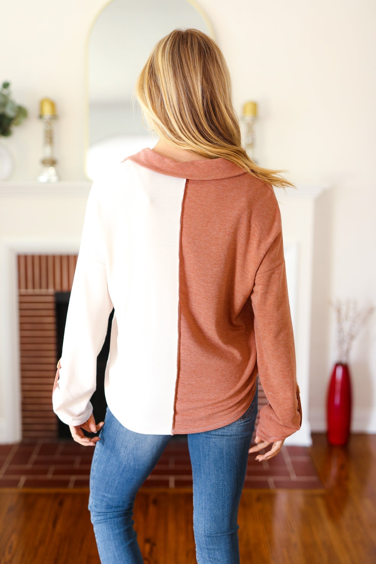Alina | Start your day in rust brown with a notched neckline and half and half collar