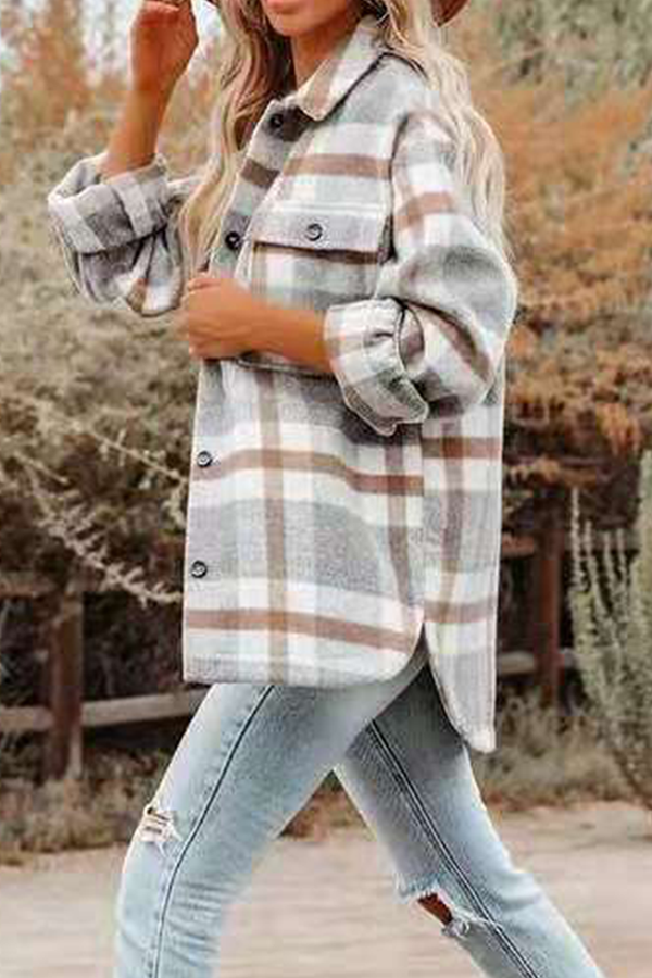 Regina | Casual outerwear with a checked turn-down collar and pocket buckle