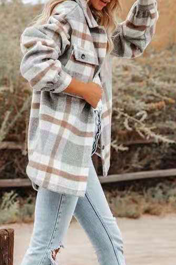 Regina | Casual outerwear with a checked turn-down collar and pocket buckle