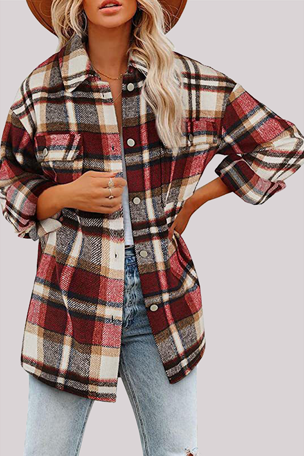 Regina | Casual outerwear with a checked turn-down collar and pocket buckle