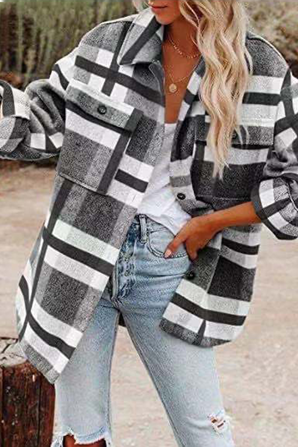 Regina | Casual outerwear with a checked turn-down collar and pocket buckle