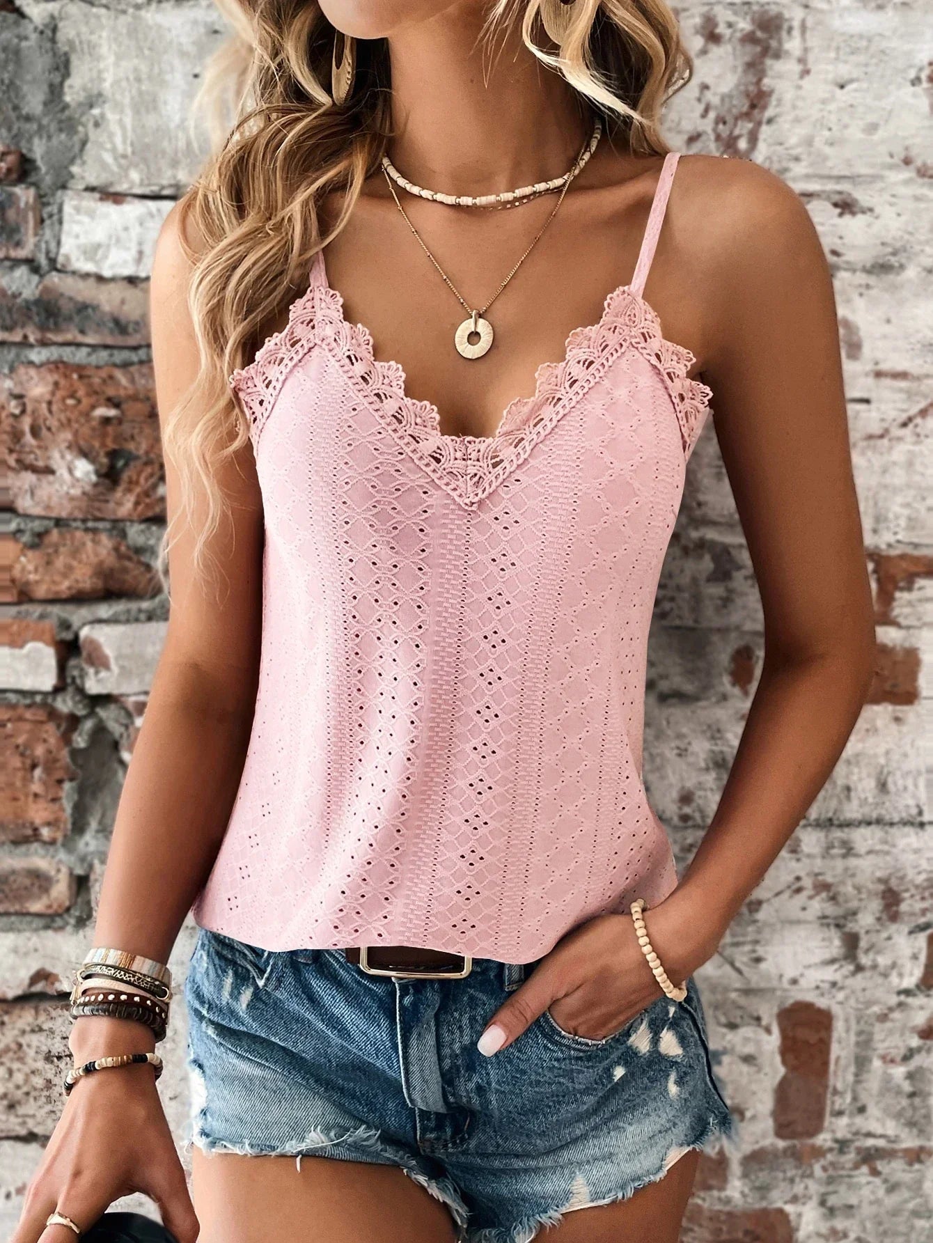 Mara® | Top d'été sans Manches for women with turtleneck and V and garniture en dentelle