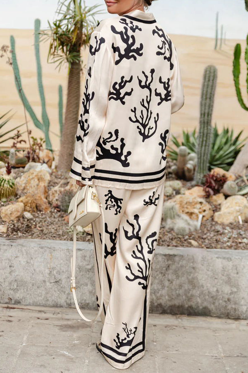 Anne | Casual holiday two-piece suit with a geometric print, turn-down collar and long sleeves