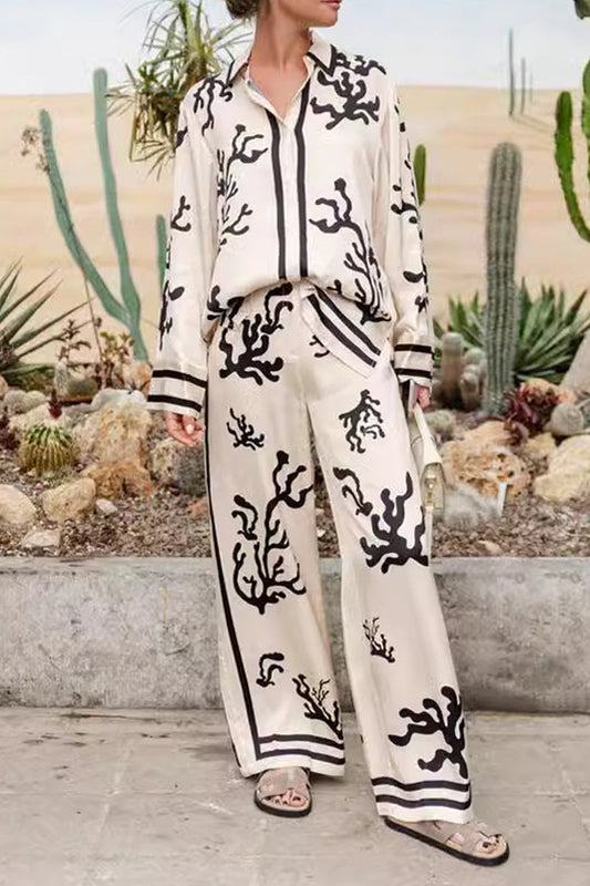 Anne | Casual holiday two-piece suit with a geometric print, turn-down collar and long sleeves