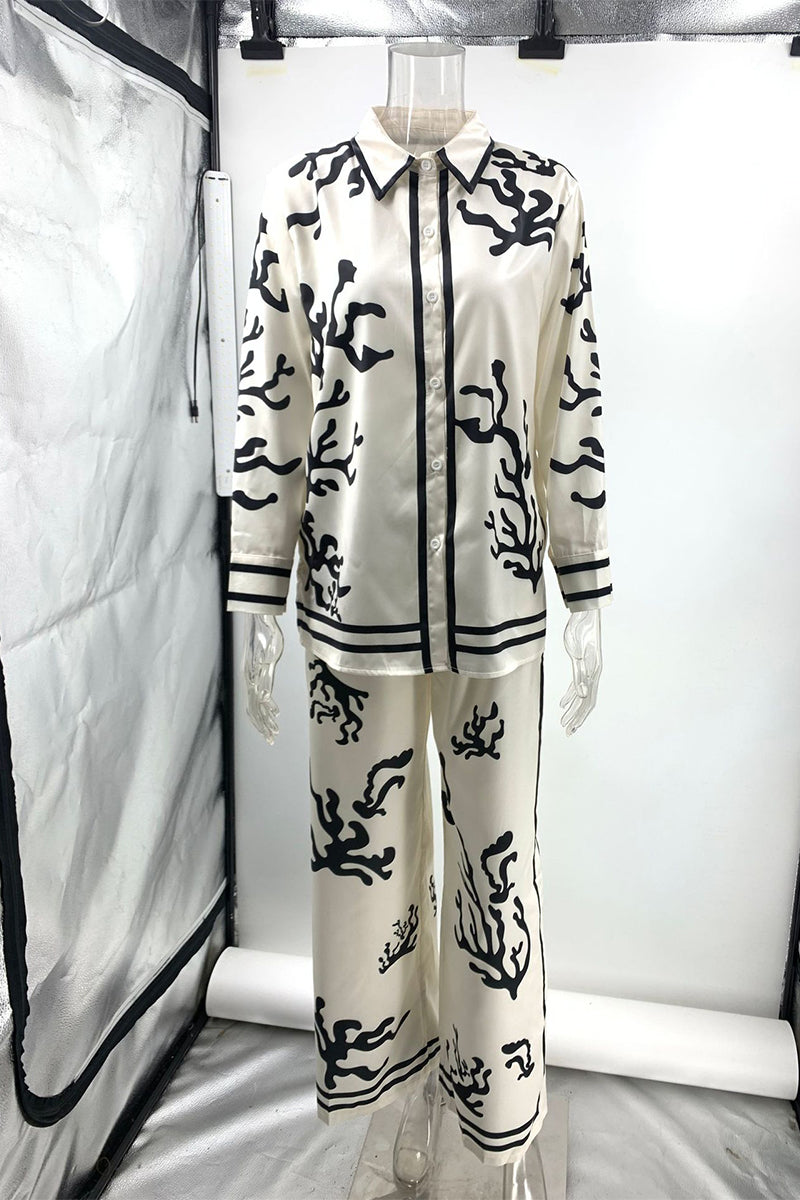 Anne | Casual holiday two-piece suit with a geometric print, turn-down collar and long sleeves