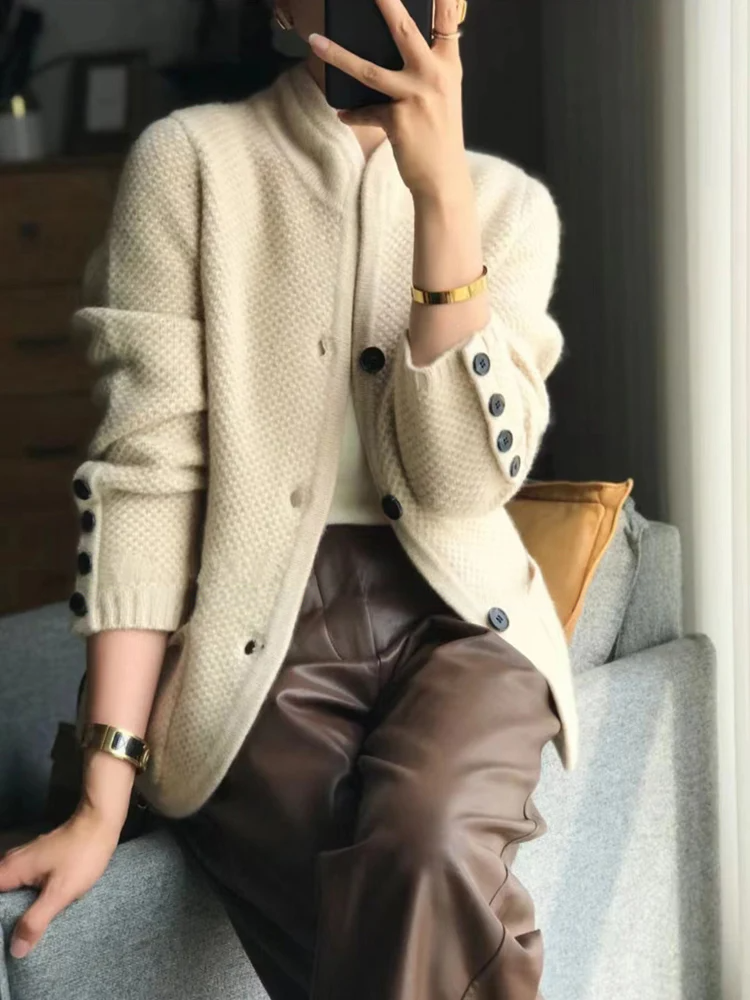 Lucrecia | Elegant cardigan with a high collar