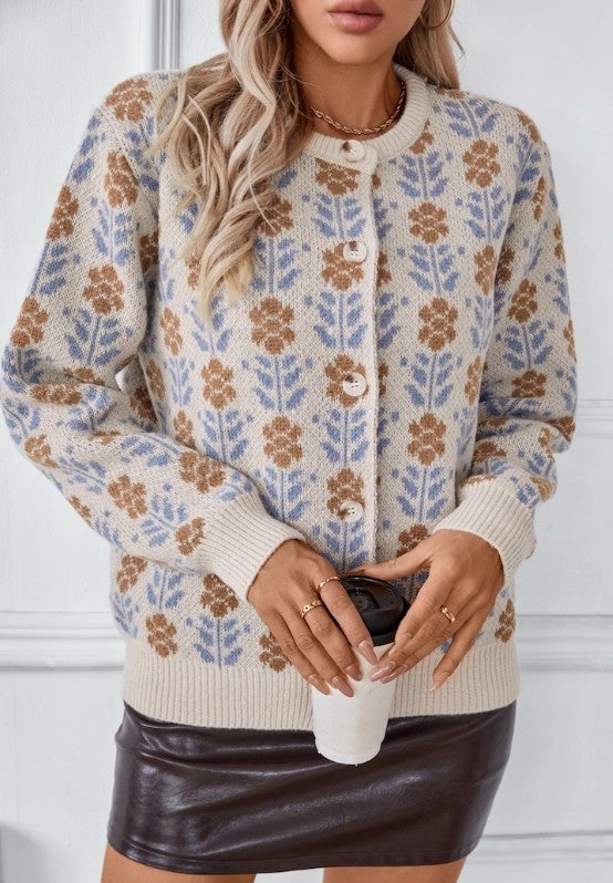 Renata | Cardigan with floral button at front