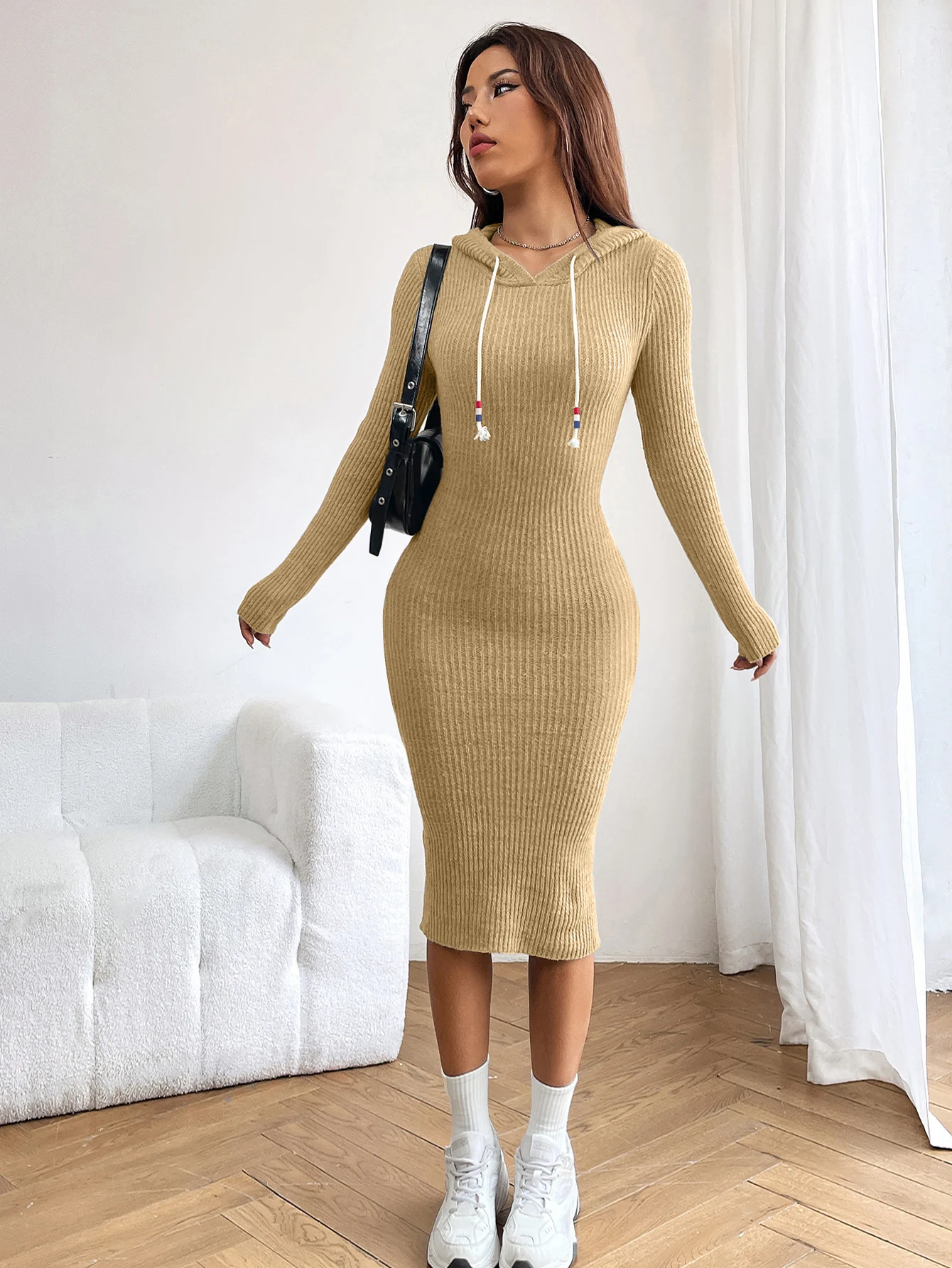 Griselda | Comfortable dress with a hood.
