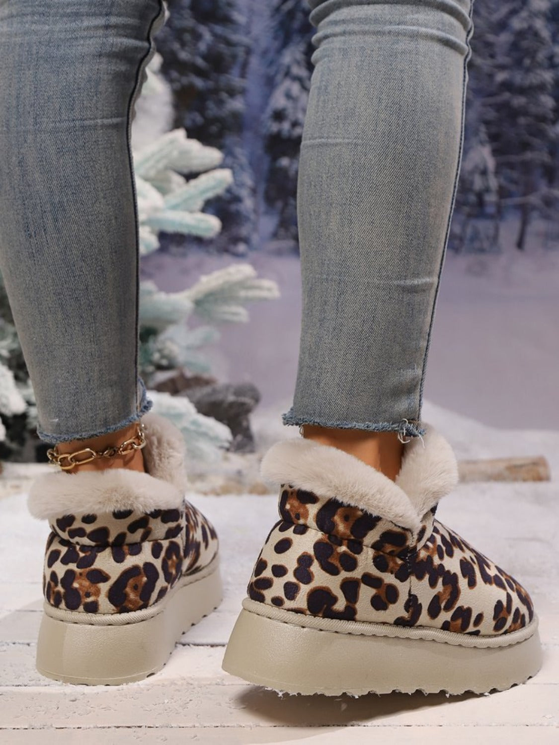 Angeline's | Thermal leopard platform boots with a round toe