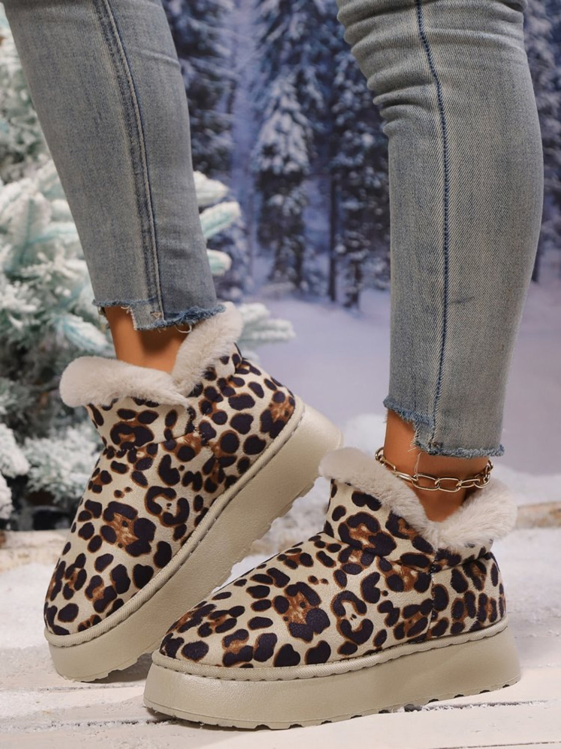 Angeline's | Thermal leopard platform boots with a round toe