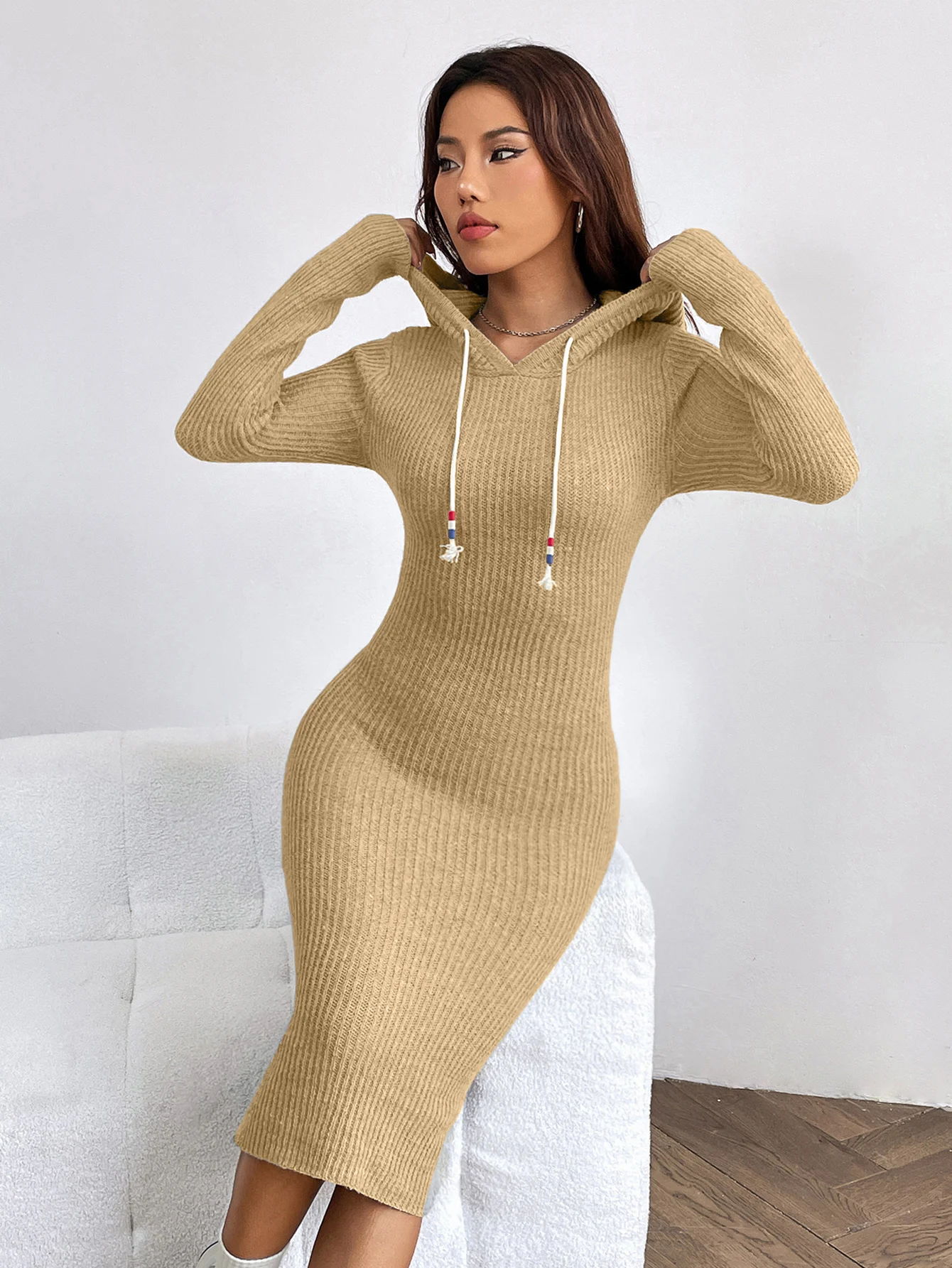 Griselda | Comfortable dress with a hood.