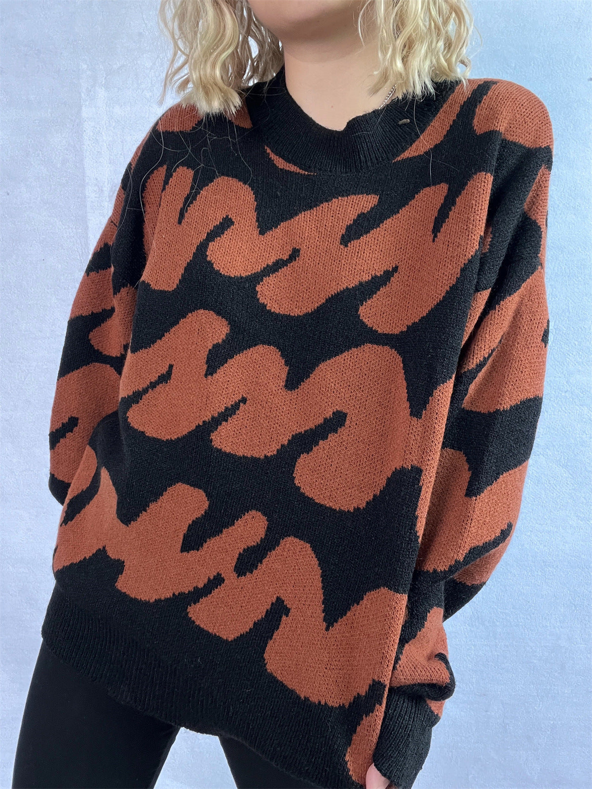 Anita | Contrasting long-sleeved sweater with a crew neck