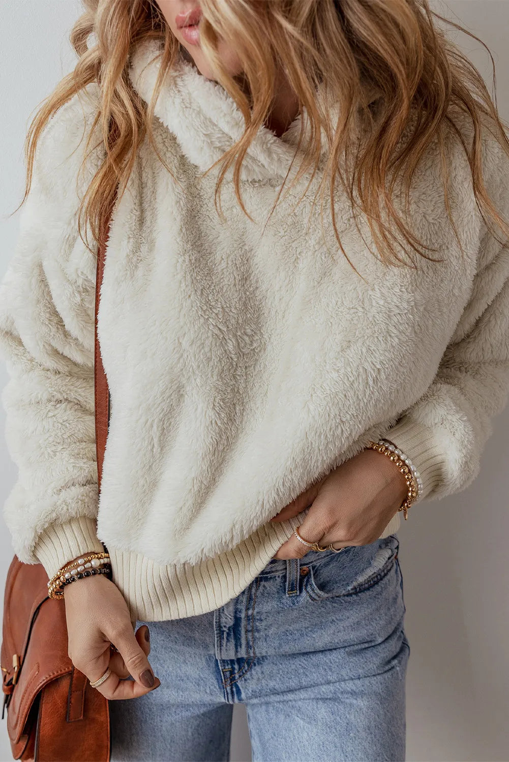 Ariadna | Fluffy, long-sleeved hoodie with low shoulders