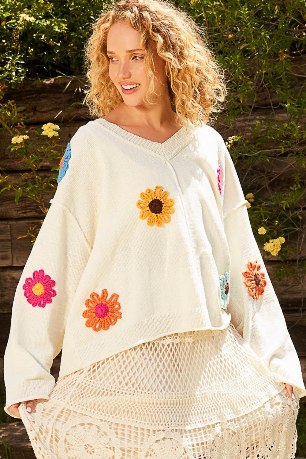 Vanja | Long-sleeved V-neck sweater with floral patches
