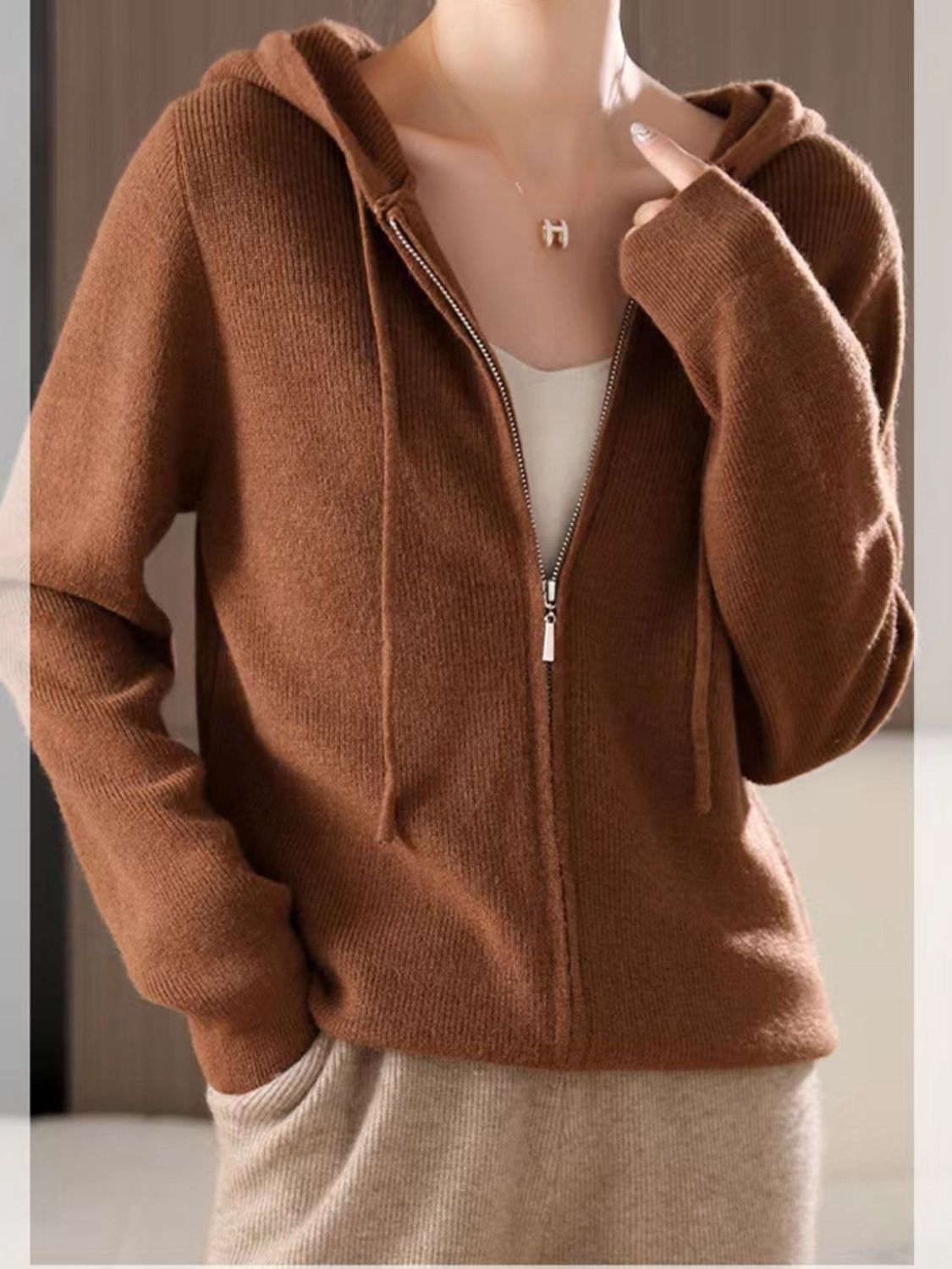 Helga | Long sleeve hoodie with drawstring and zip fastening