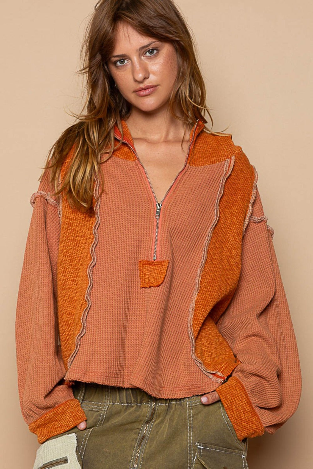 Lilian | POL thermal hoodie with half zip and visible seams in contrasting color