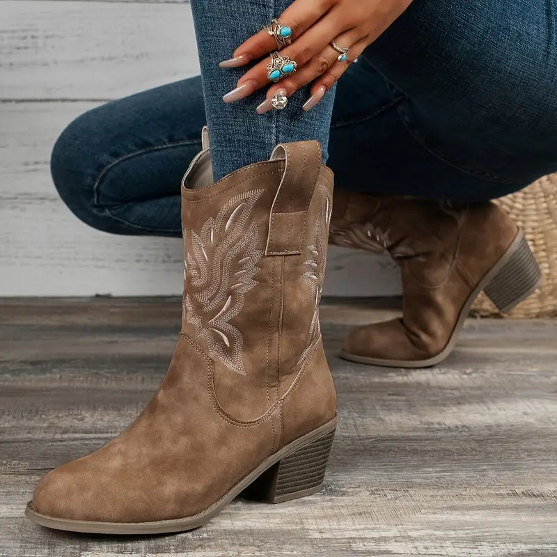 Claudia | Retro ankle boots with a chunky heel