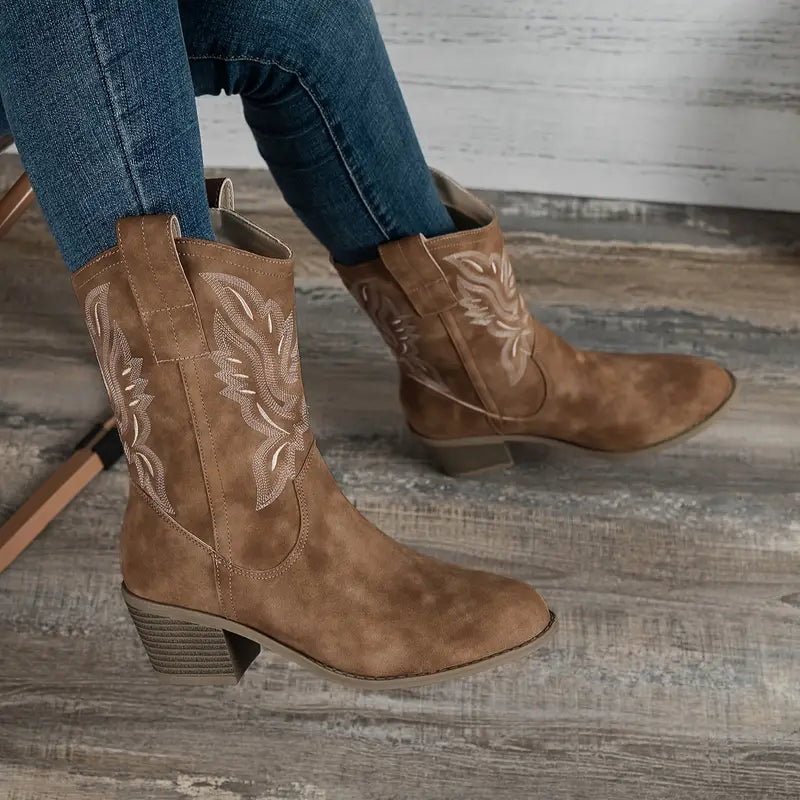 Claudia | Retro ankle boots with a chunky heel