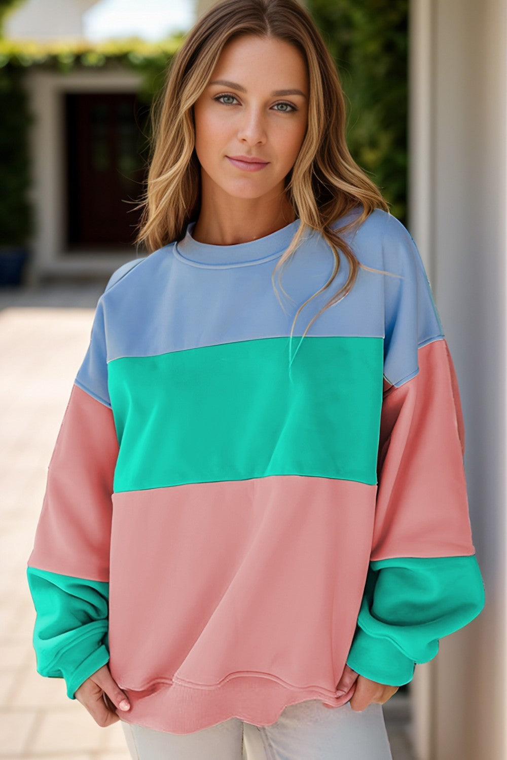 Greta | Color block sweatshirt with a crew neck and long sleeves