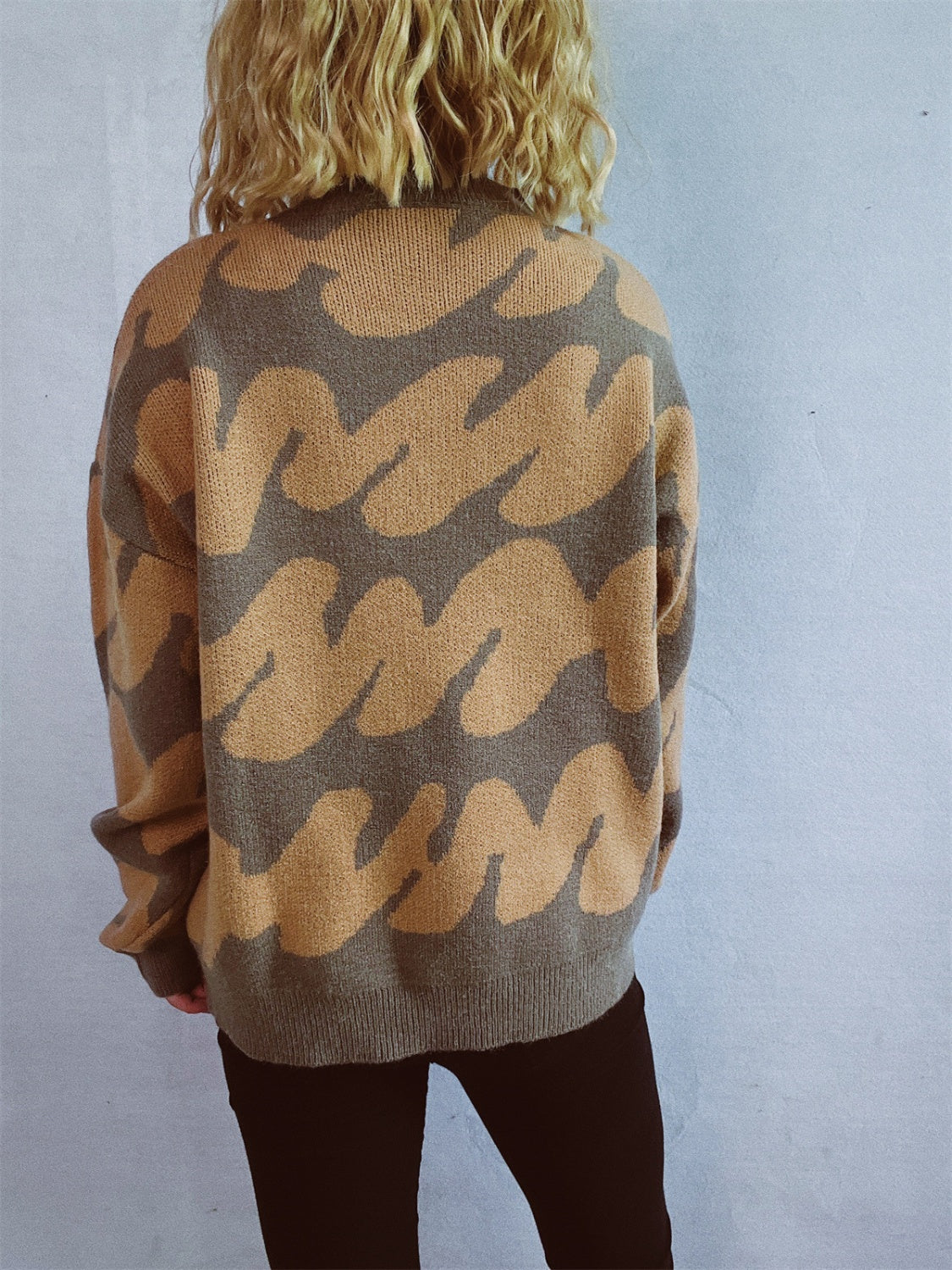 Anita | Contrasting long-sleeved sweater with a crew neck