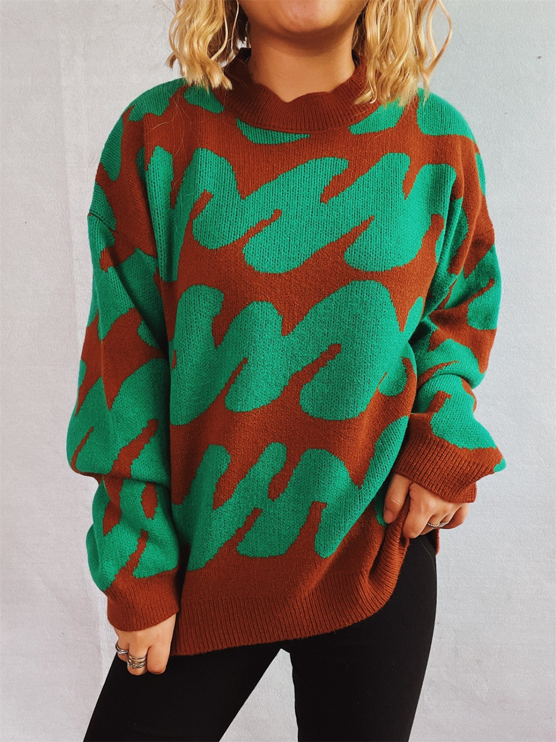 Anita | Contrasting long-sleeved sweater with a crew neck