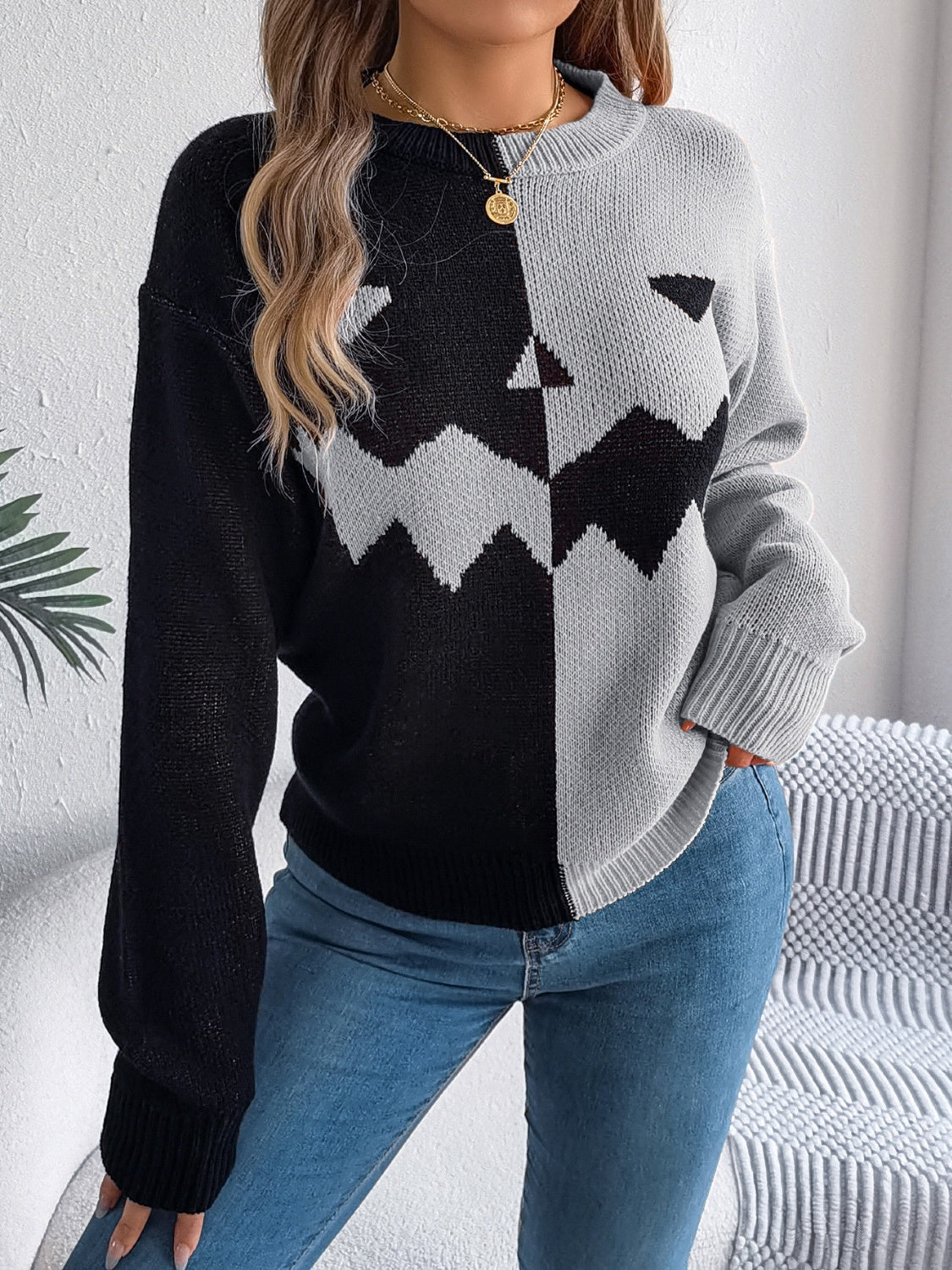 Ana | Contrasting long-sleeved sweater with a crew neck