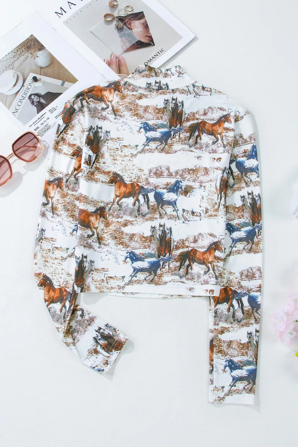 Alice | Long-sleeved T-shirt with stand-up collar and cutout print