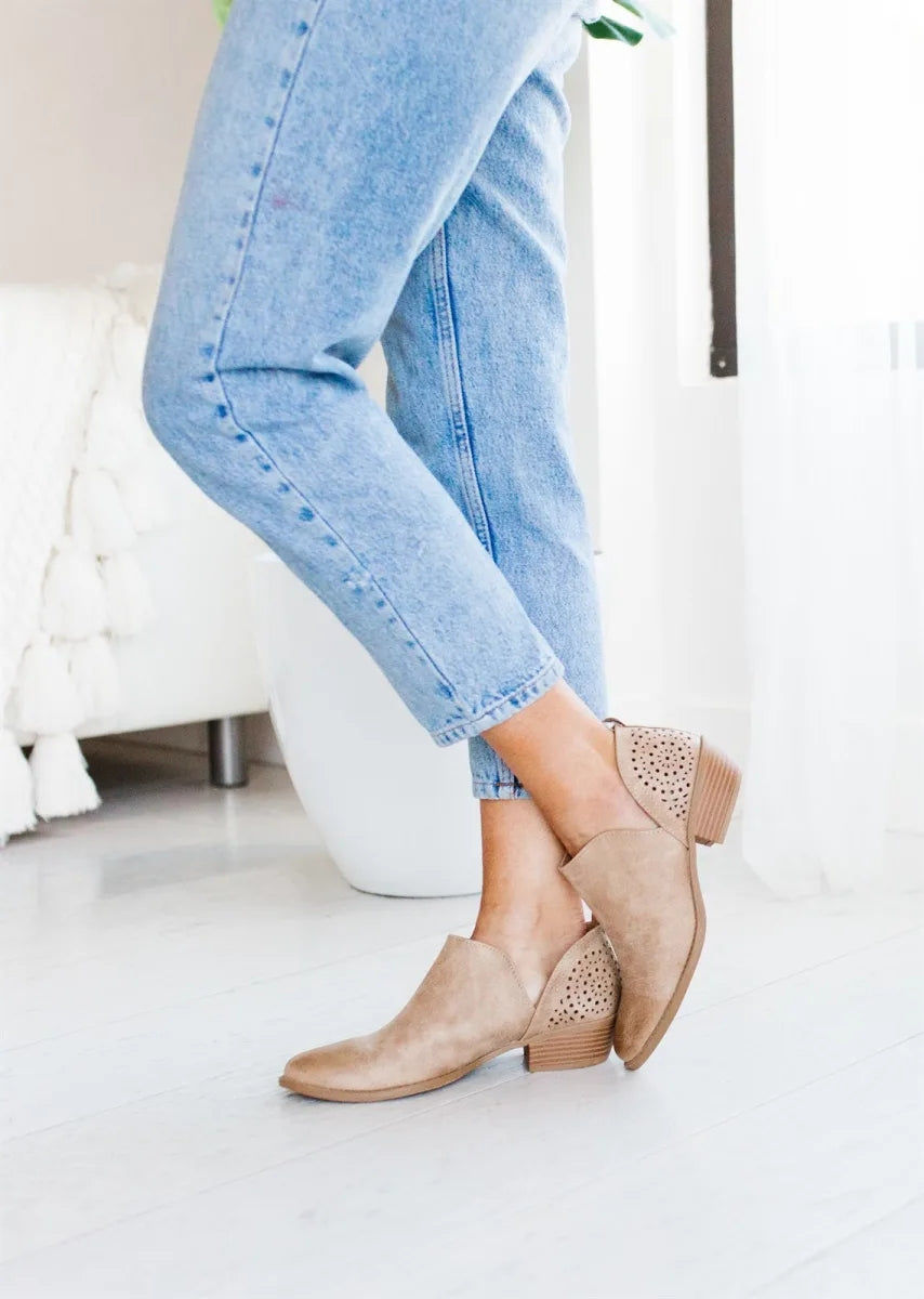 Yvonne | Supportive and fashionable orthopedic boots.