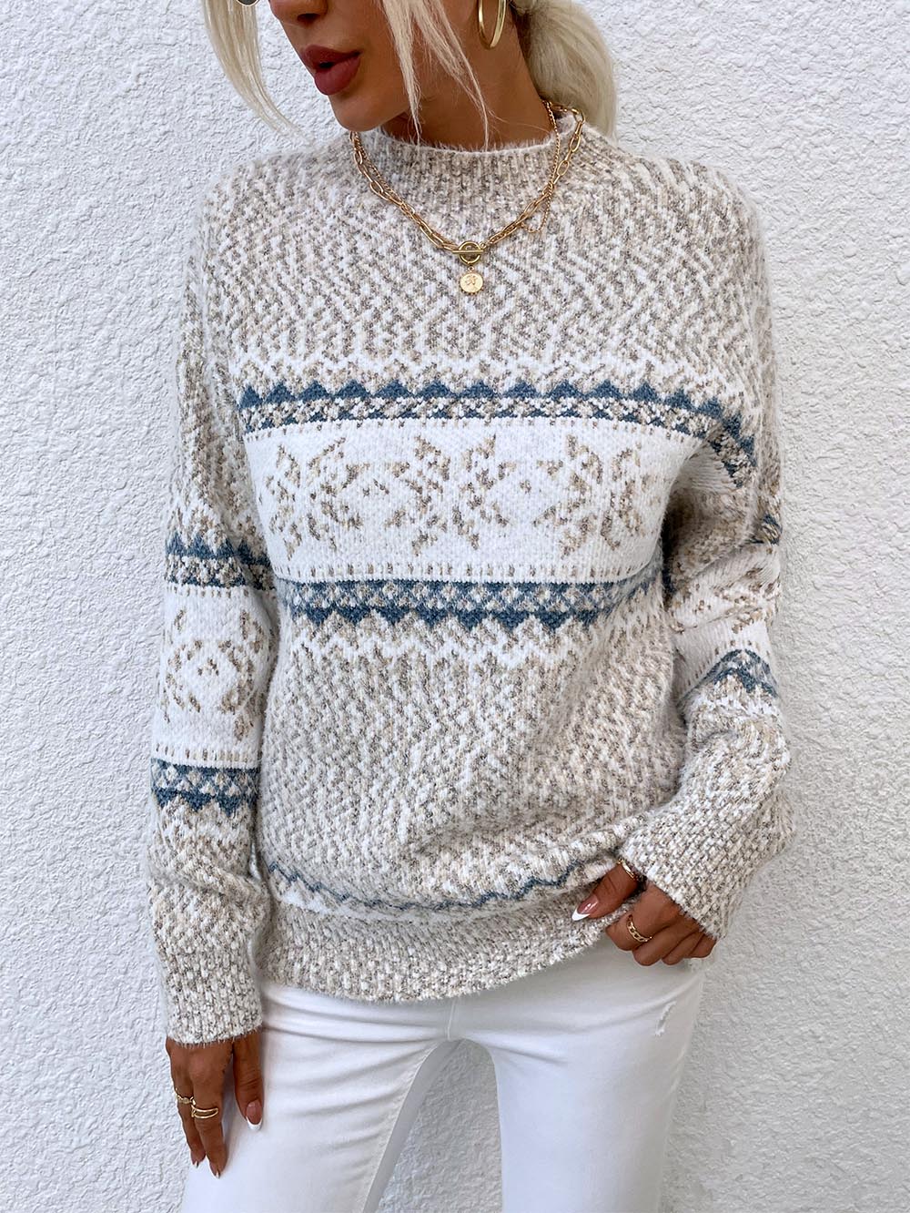 Evelyn | Mid-length sweater with a Christmas snowflake knit