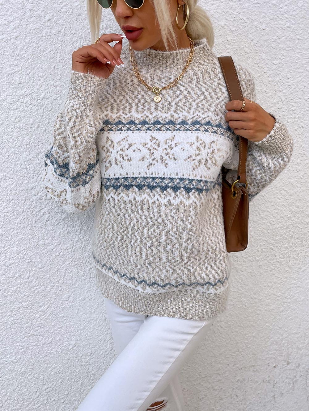 Evelyn | Mid-length sweater with a Christmas snowflake knit