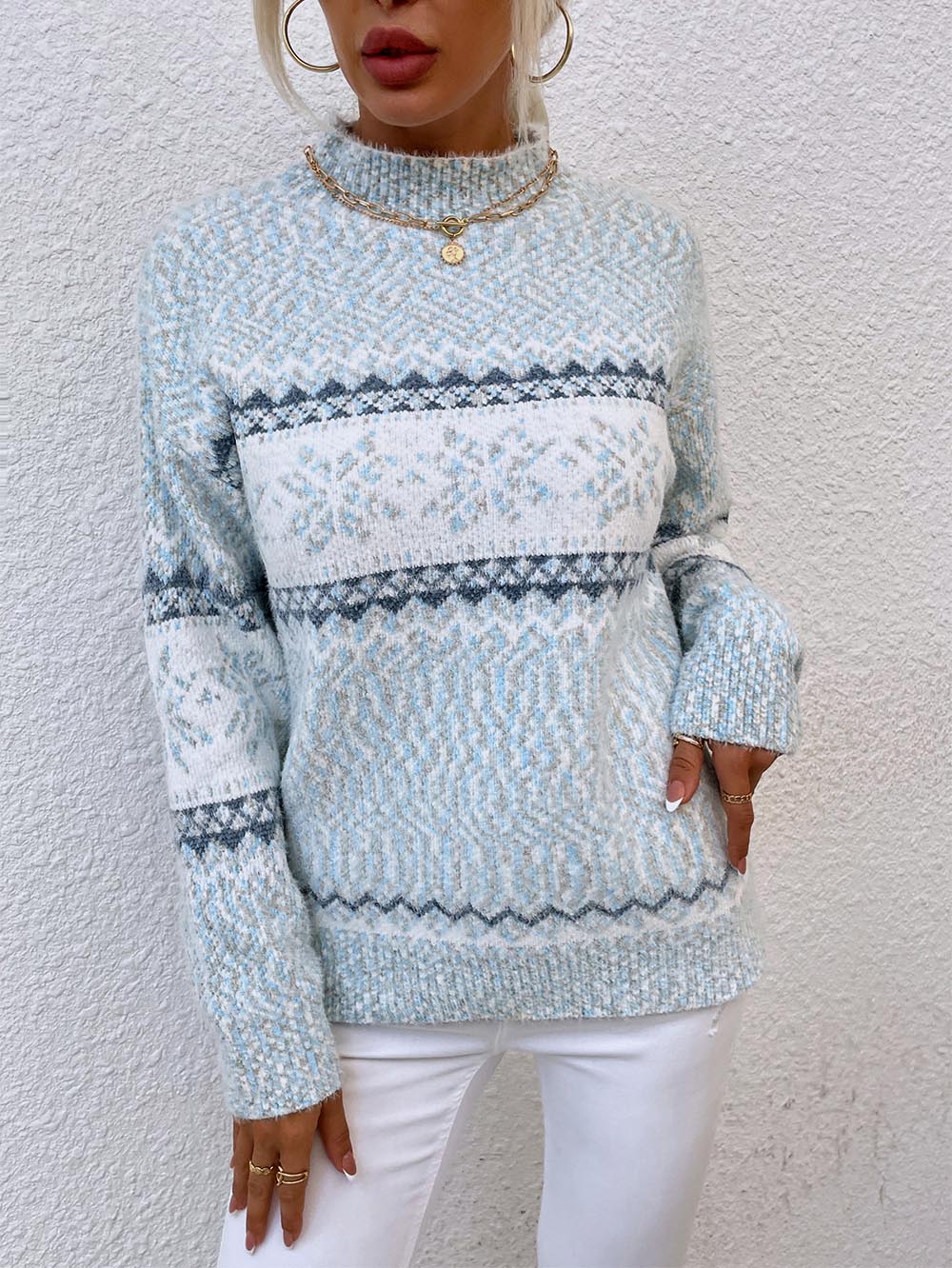 Evelyn | Mid-length sweater with a Christmas snowflake knit