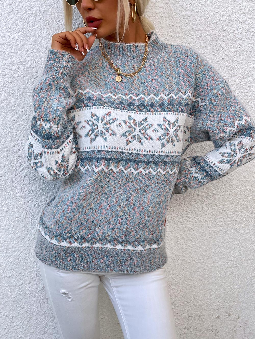Evelyn | Mid-length sweater with a Christmas snowflake knit
