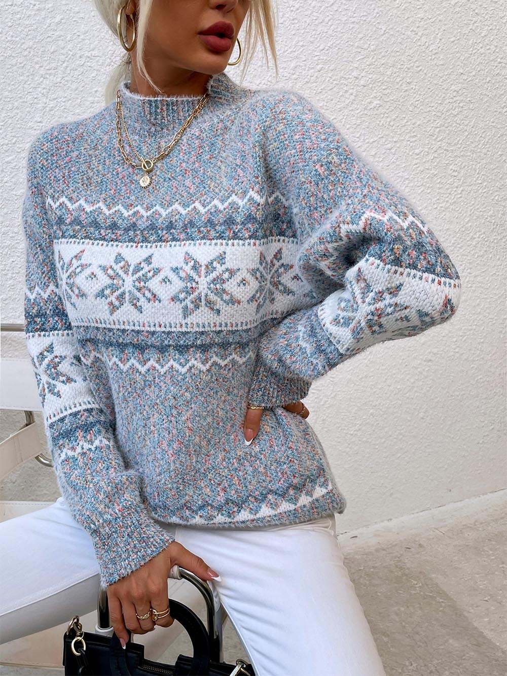 Evelyn | Mid-length sweater with a Christmas snowflake knit