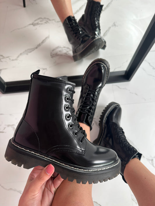 Susana | Shiny black boots