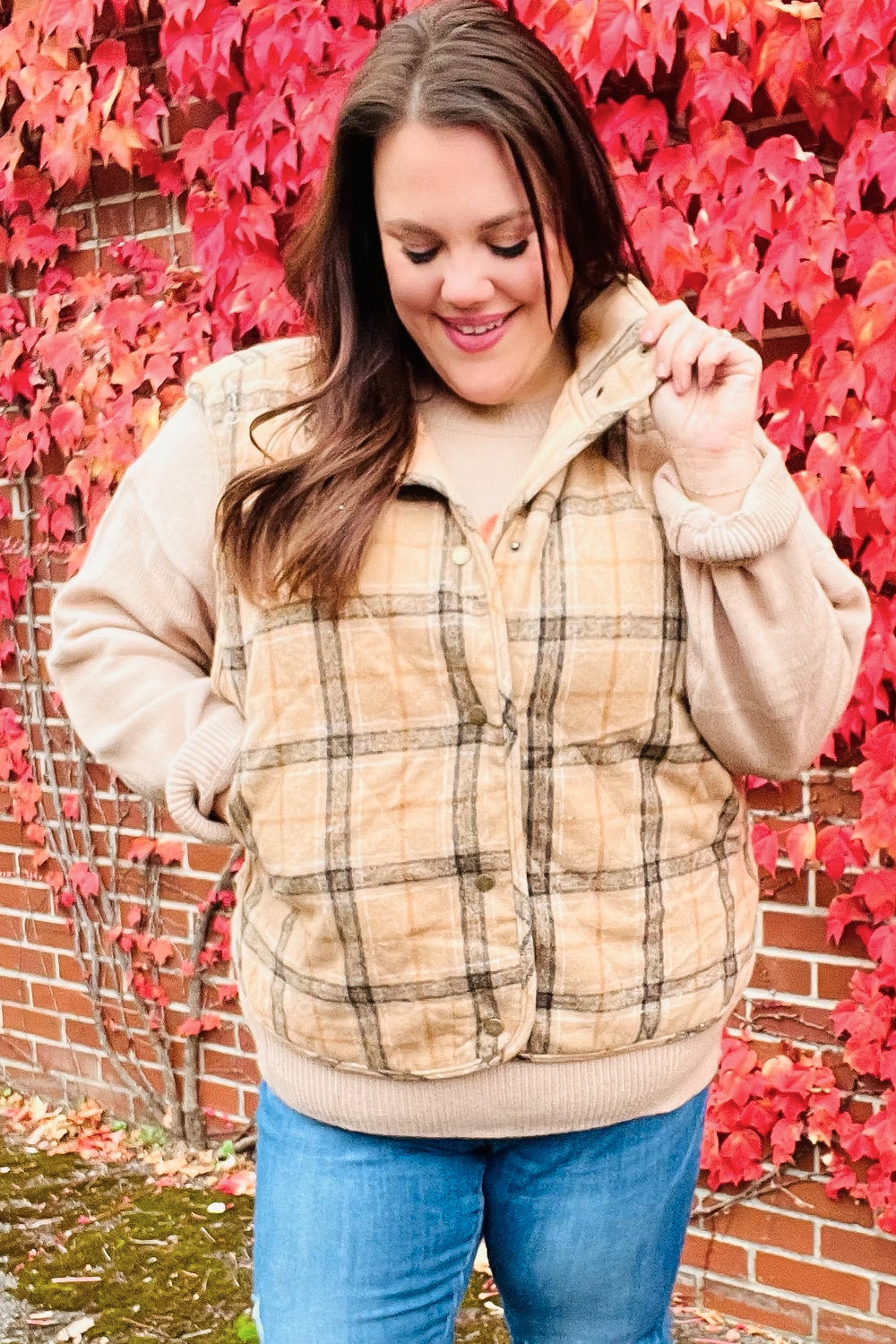 Yolaina | Taupe-colored, checked, padded quilted vest with snap fasteners
