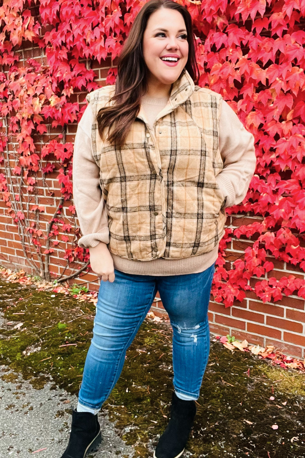 Yolaina | Taupe-colored, checked, padded quilted vest with snap fasteners