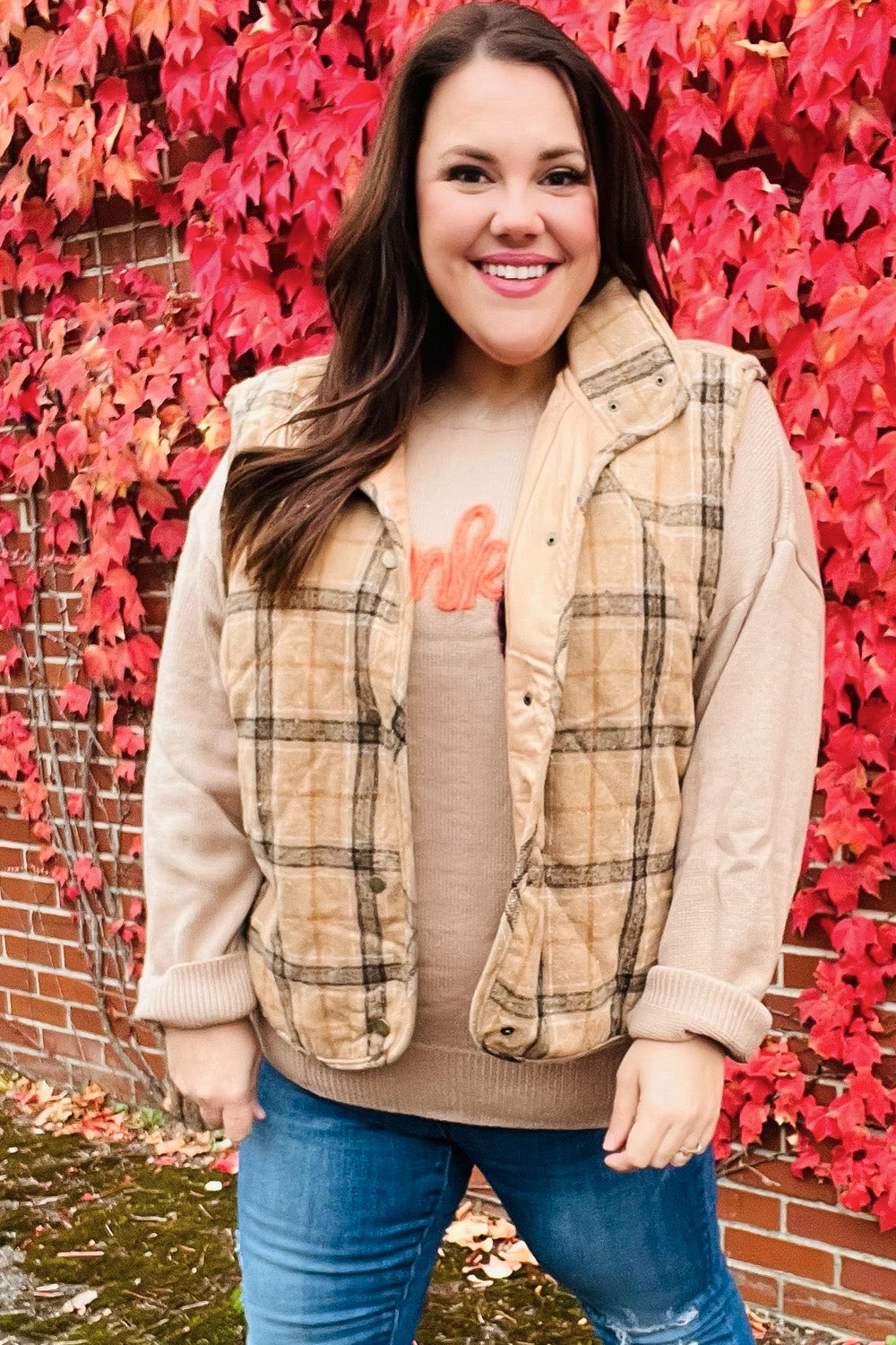 Yolaina | Taupe-colored, checked, padded quilted vest with snap fasteners