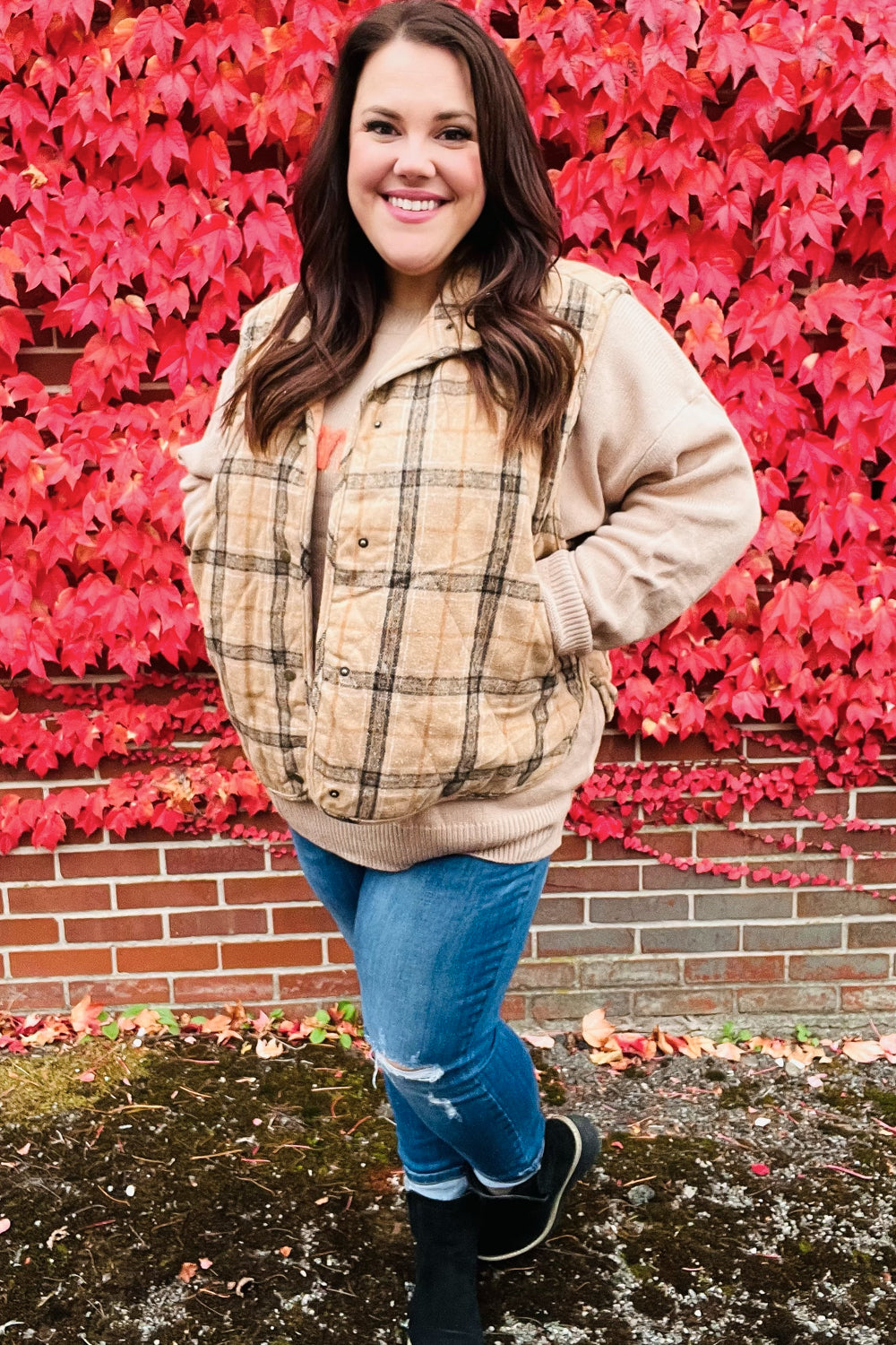 Yolaina | Taupe-colored, checked, padded quilted vest with snap fasteners