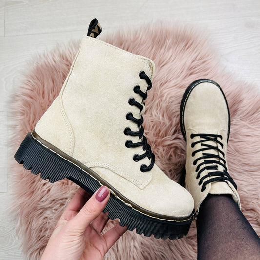 Ursula | Elegant beige boots.