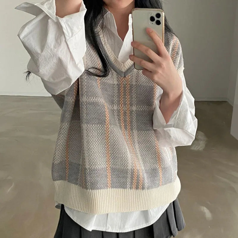 Louise | Women's knitted sweater with short sleeves and V-neck