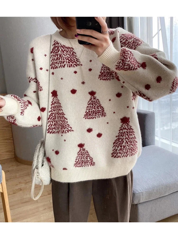 Pilar | Warm women's knitted sweater with a Christmas tree print and a loose fit